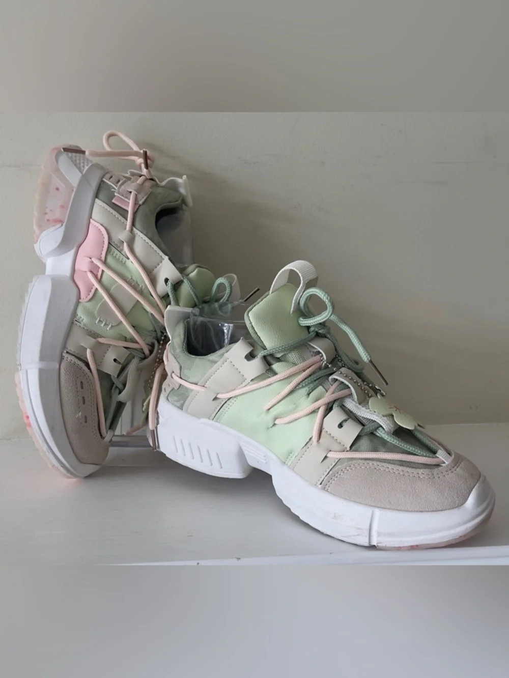 Kids Girl’s Floral Charm Lace-Up Sneakers in Mint and Beige Size 4